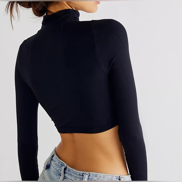 Free People L/XL Top Intimately Super Crop Seamless Turtleneck Black long sleeve - Picture 3 of 8